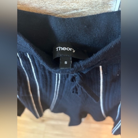 Theory Women’s Hankson Navy Blue Knit Striped Shorts Size S - Picture 4 of 5